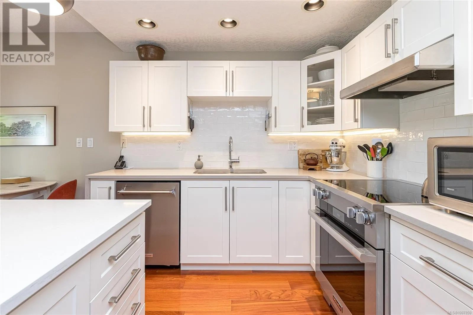 6 370 Waterfront Cres