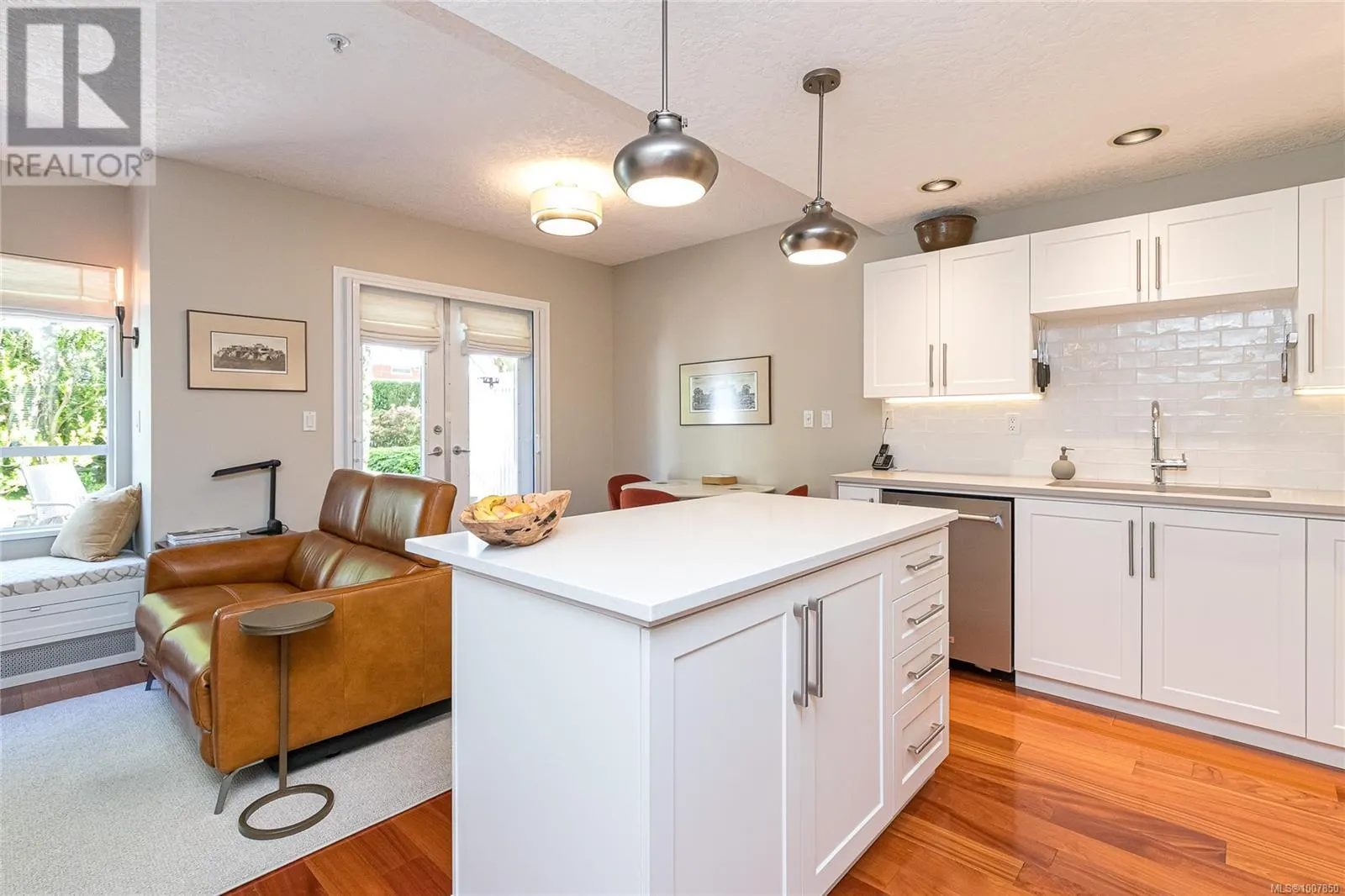 6 370 Waterfront Cres