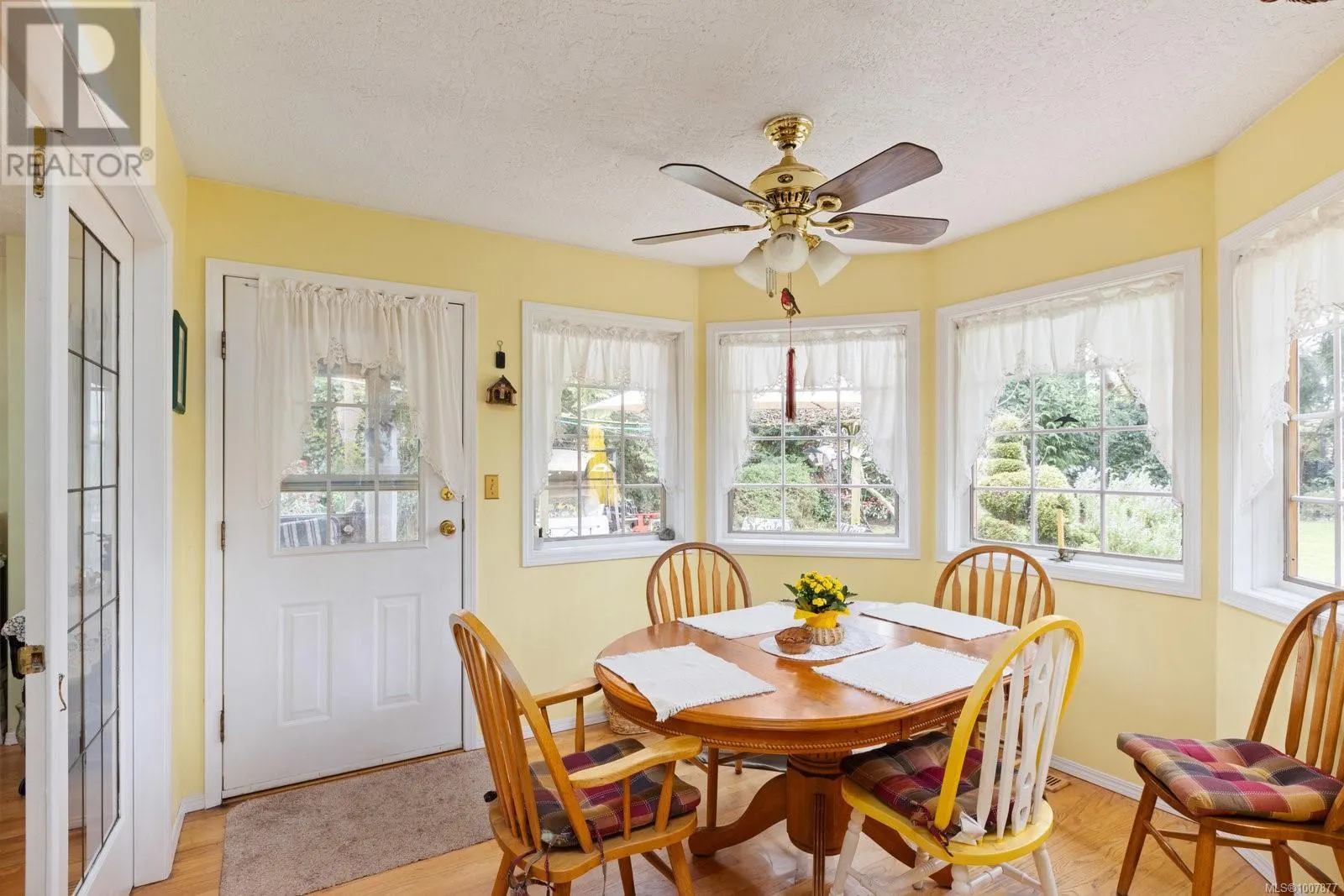 2832 Cadboro Bay Rd