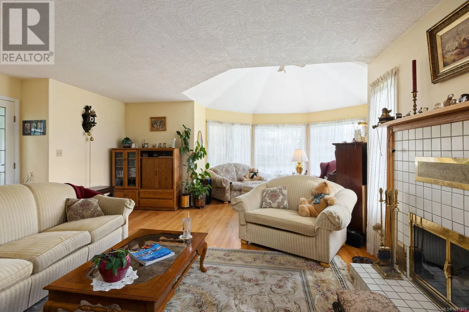2832 Cadboro Bay Rd