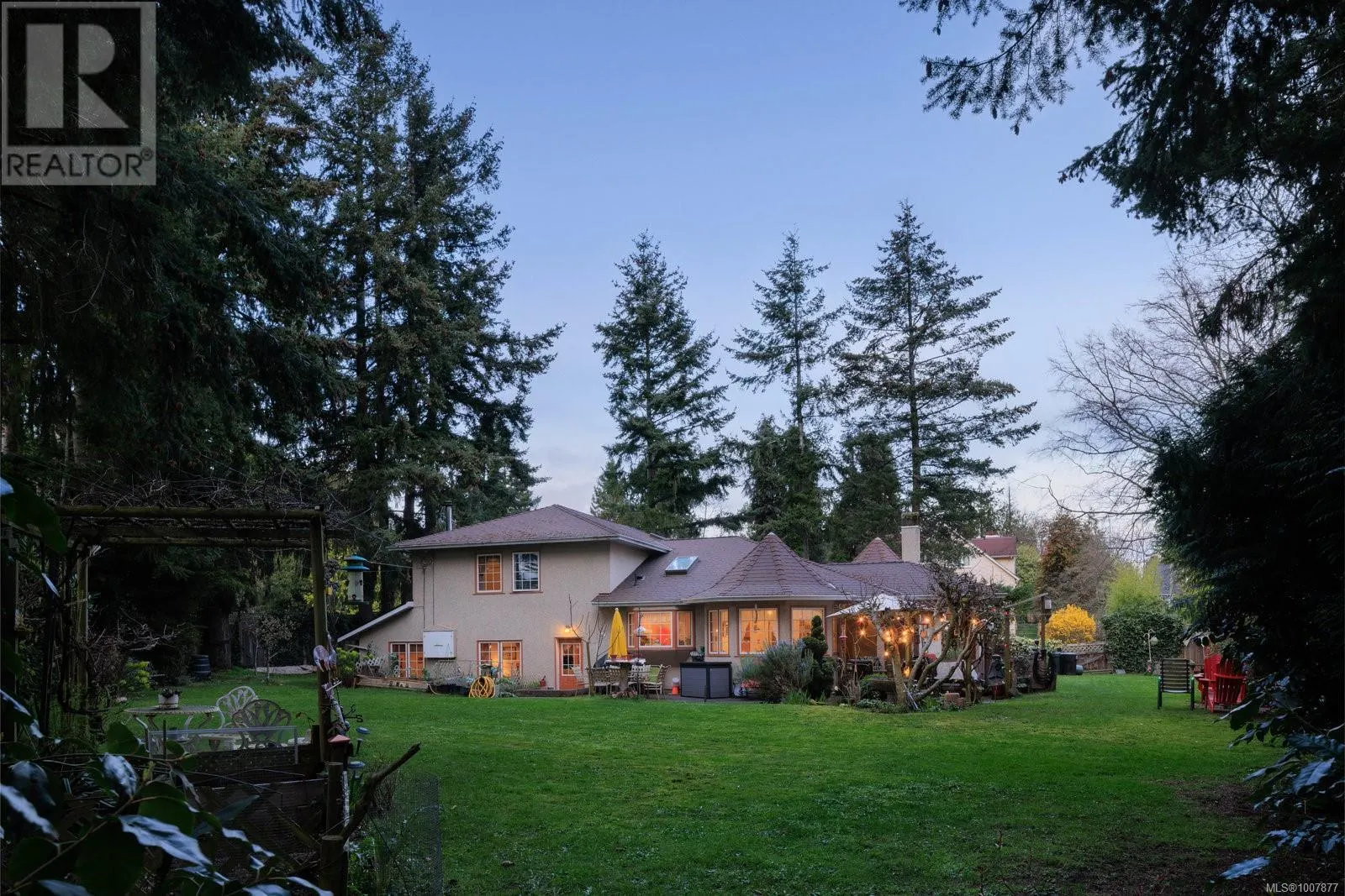 2832 Cadboro Bay Rd