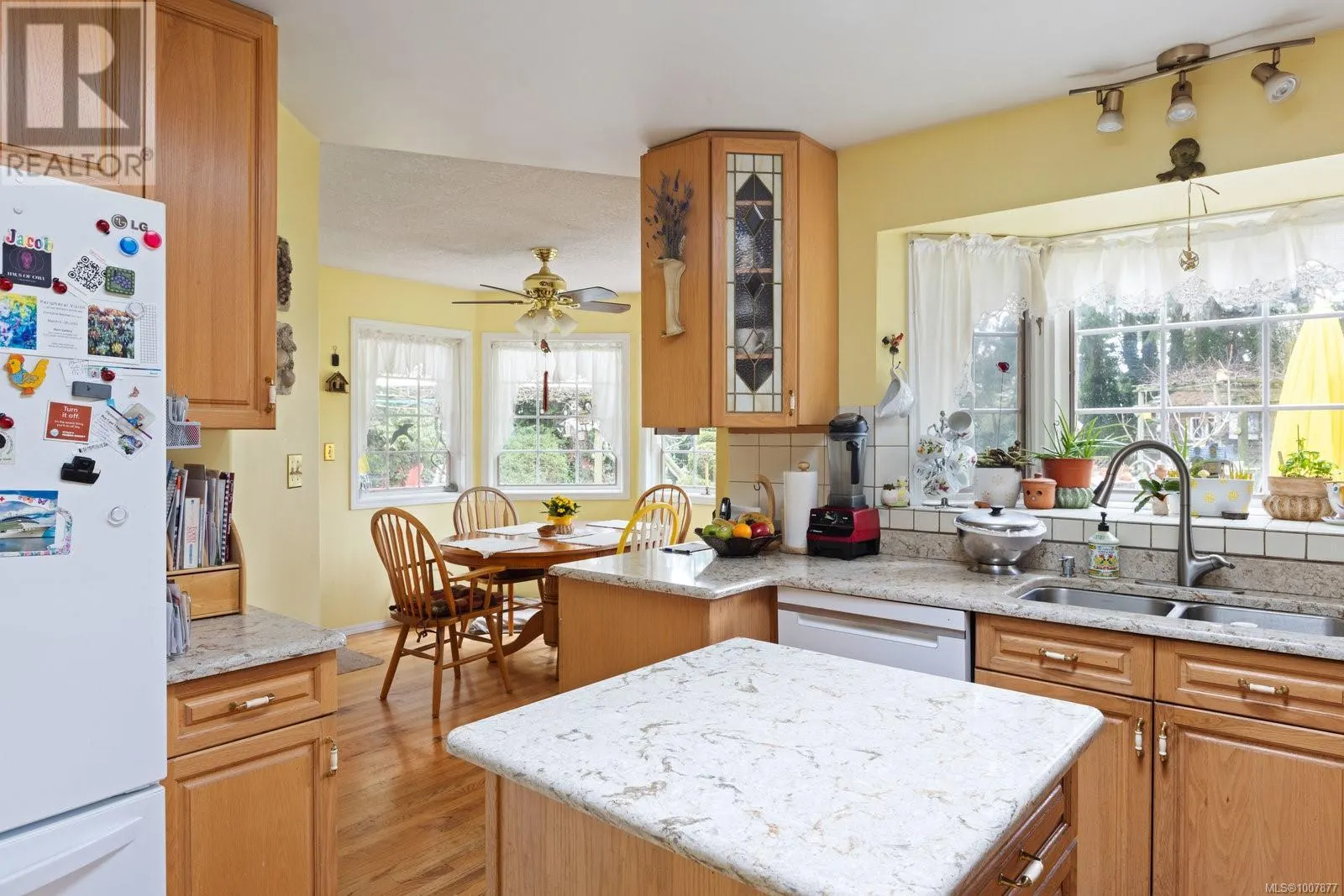 2832 Cadboro Bay Rd