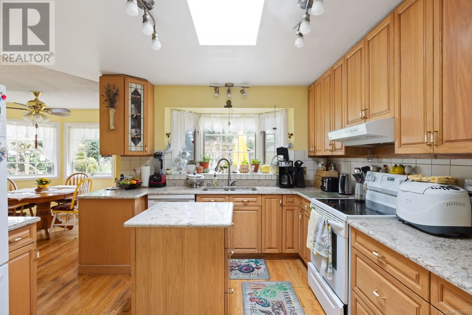 2832 Cadboro Bay Rd