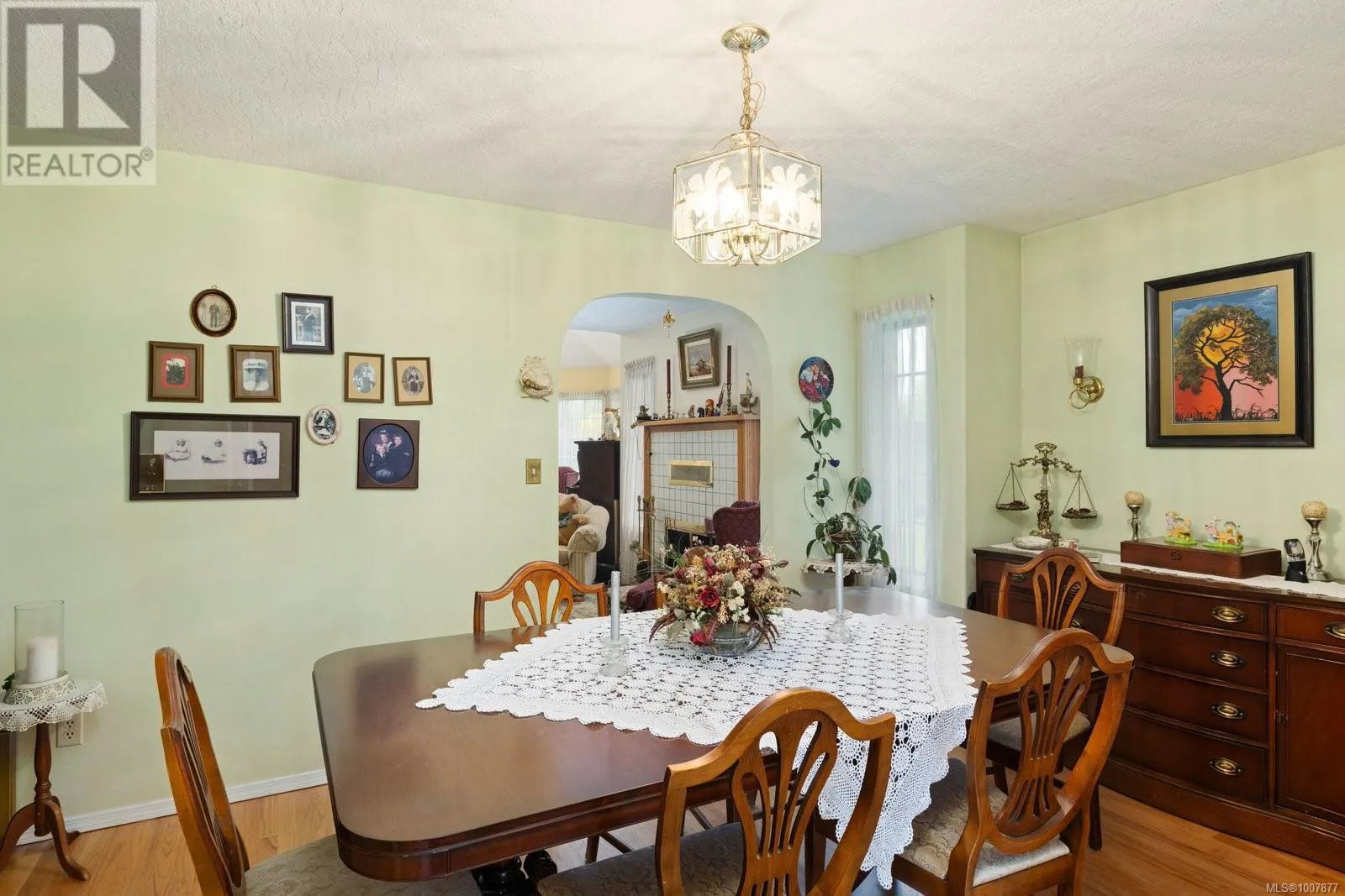 2832 Cadboro Bay Rd