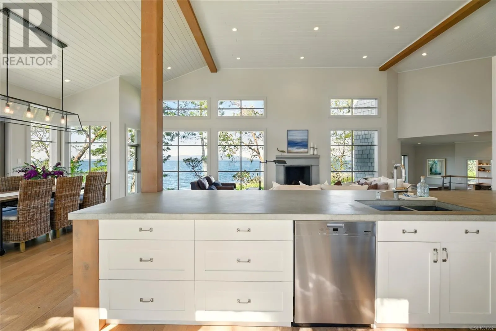 1341 Madrona Dr