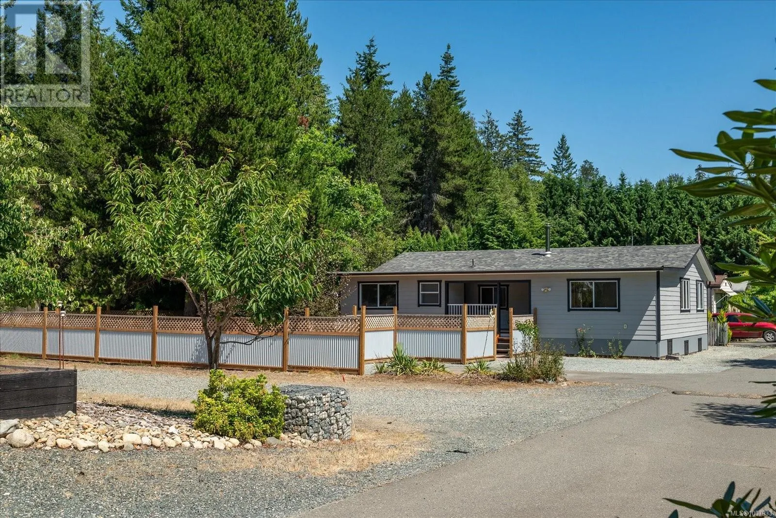 3 2100 Errington Rd