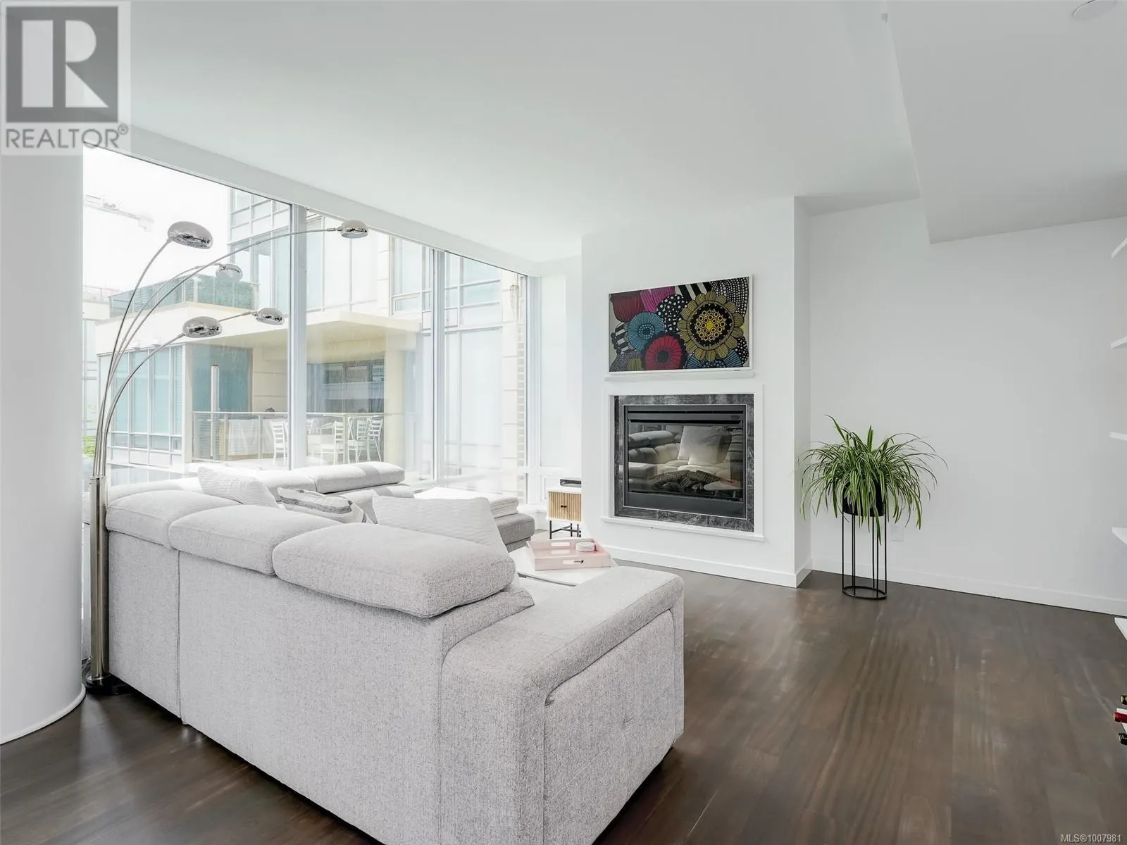 1001 707 Courtney St