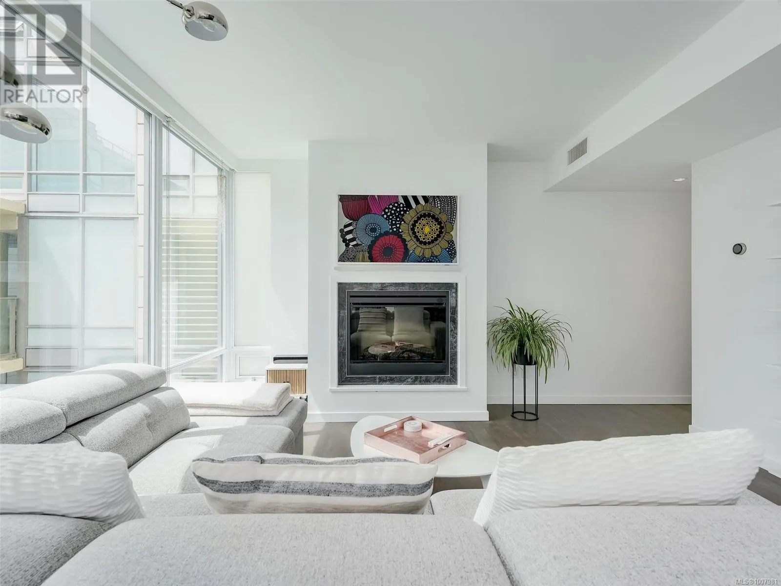 1001 707 Courtney St