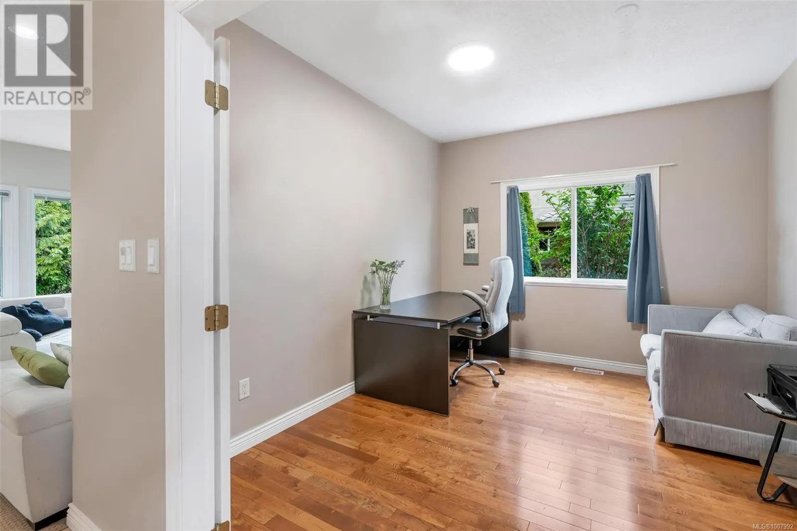 4248 Oakview Close