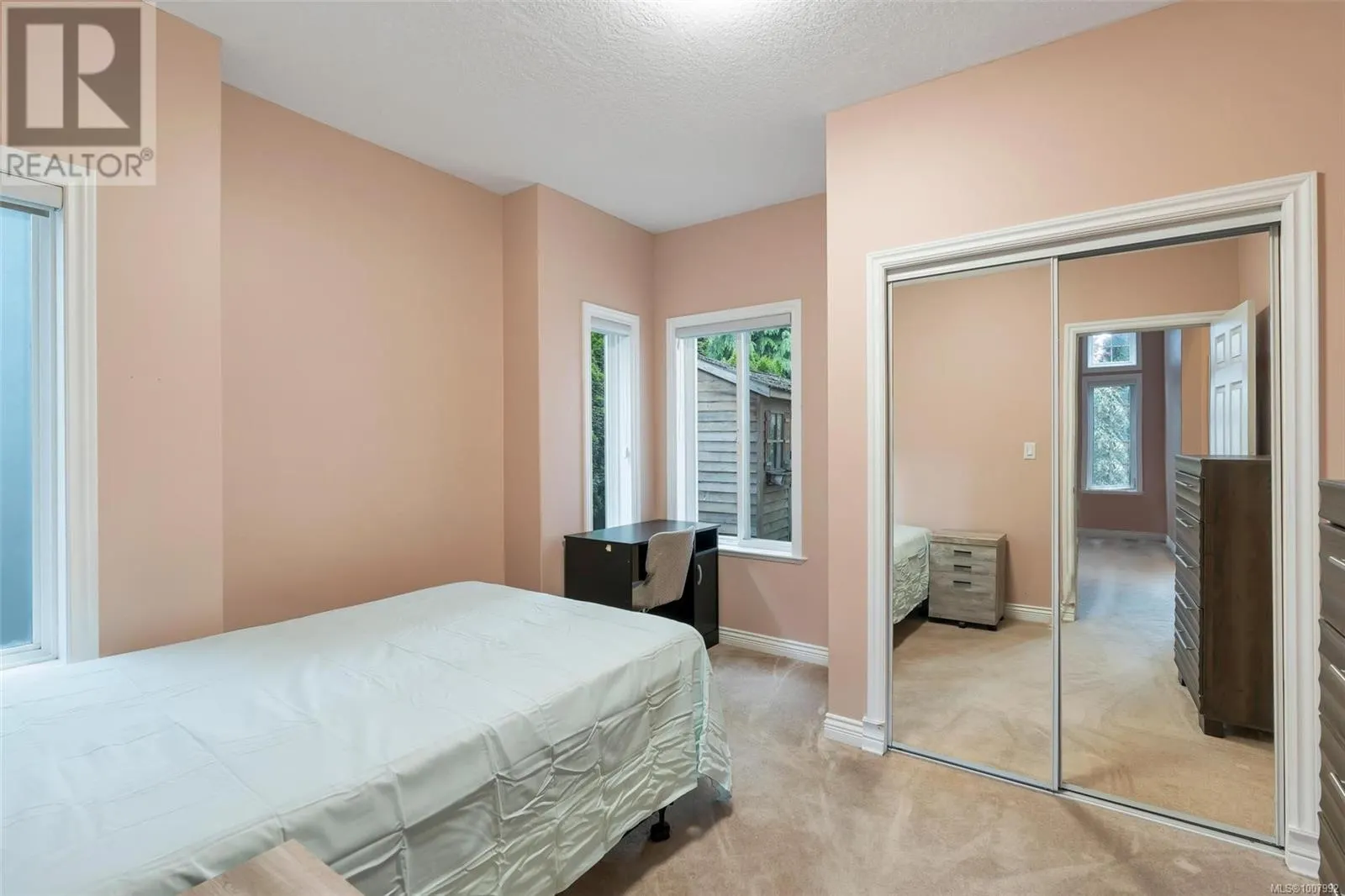 4248 Oakview Close