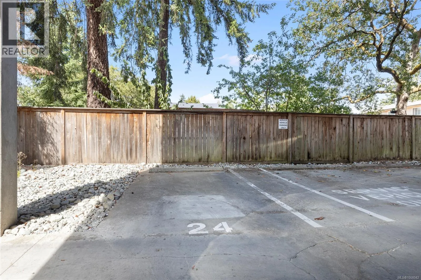 307 844 Goldstream Ave