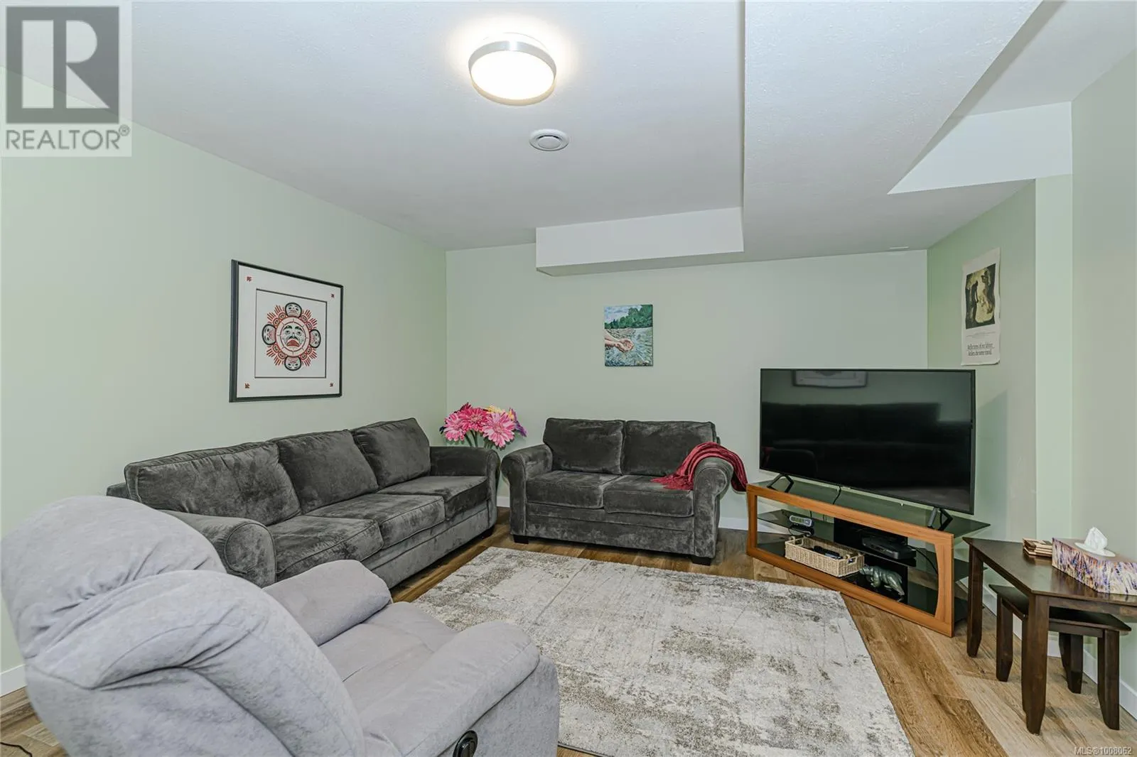 3 3134 Manor Dr