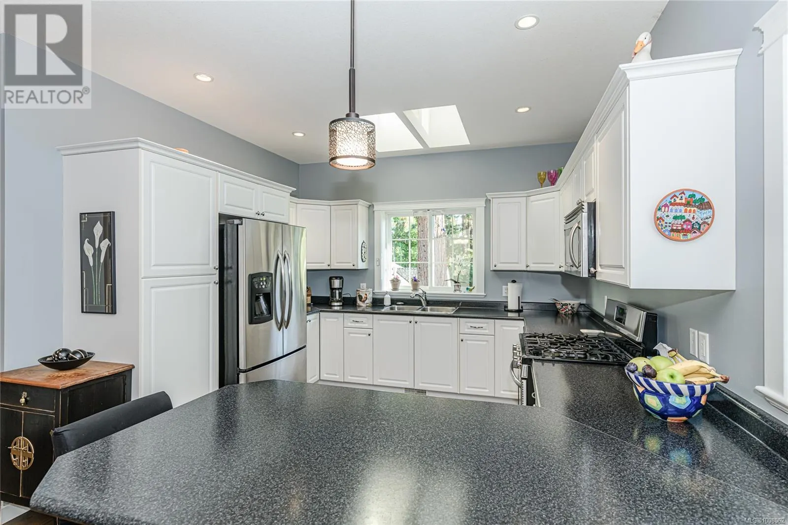3 3134 Manor Dr
