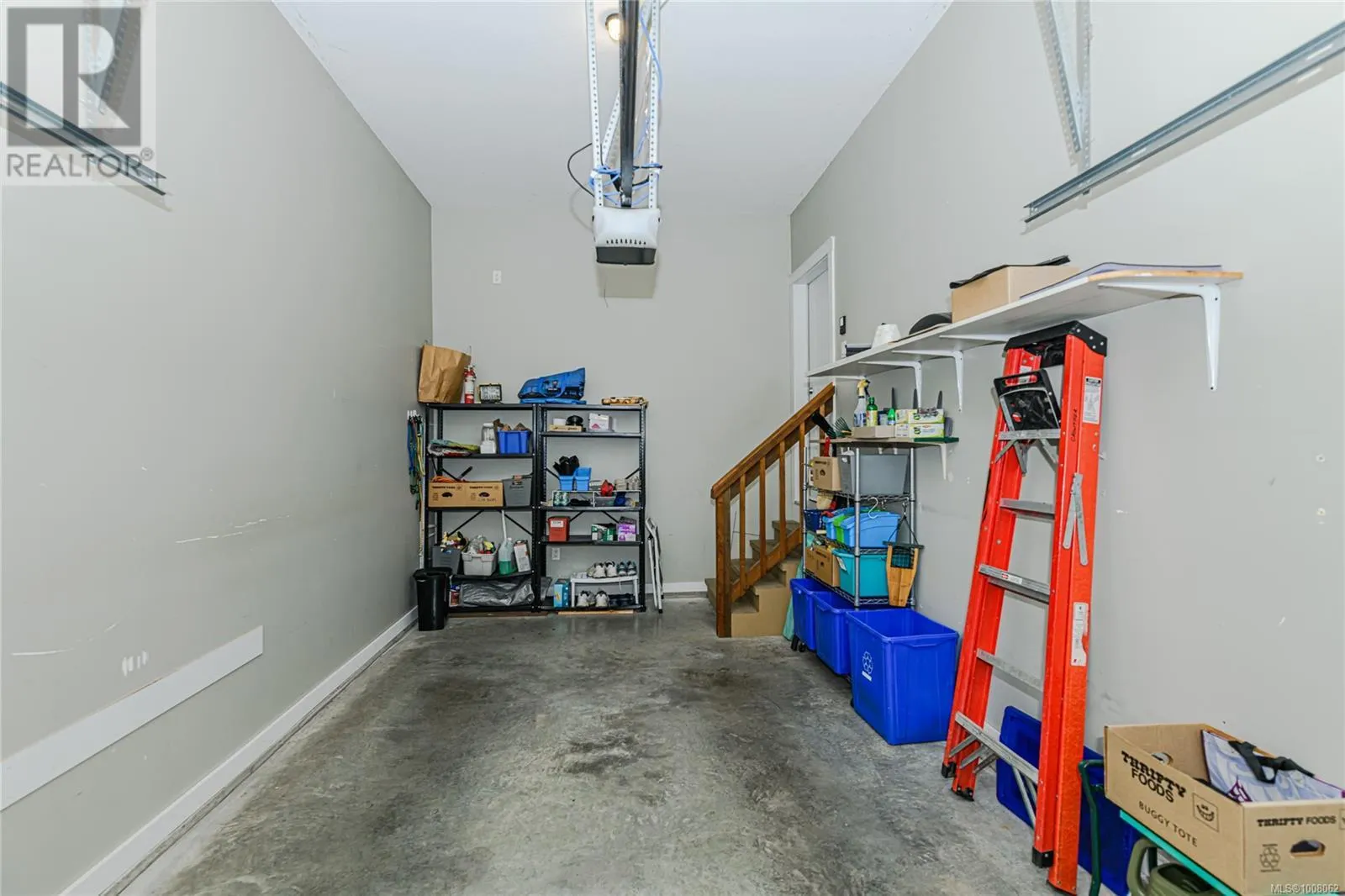 3 3134 Manor Dr