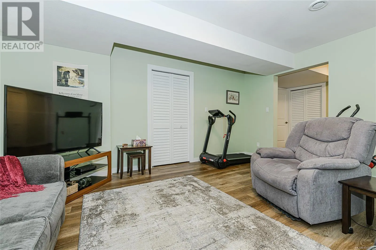 3 3134 Manor Dr