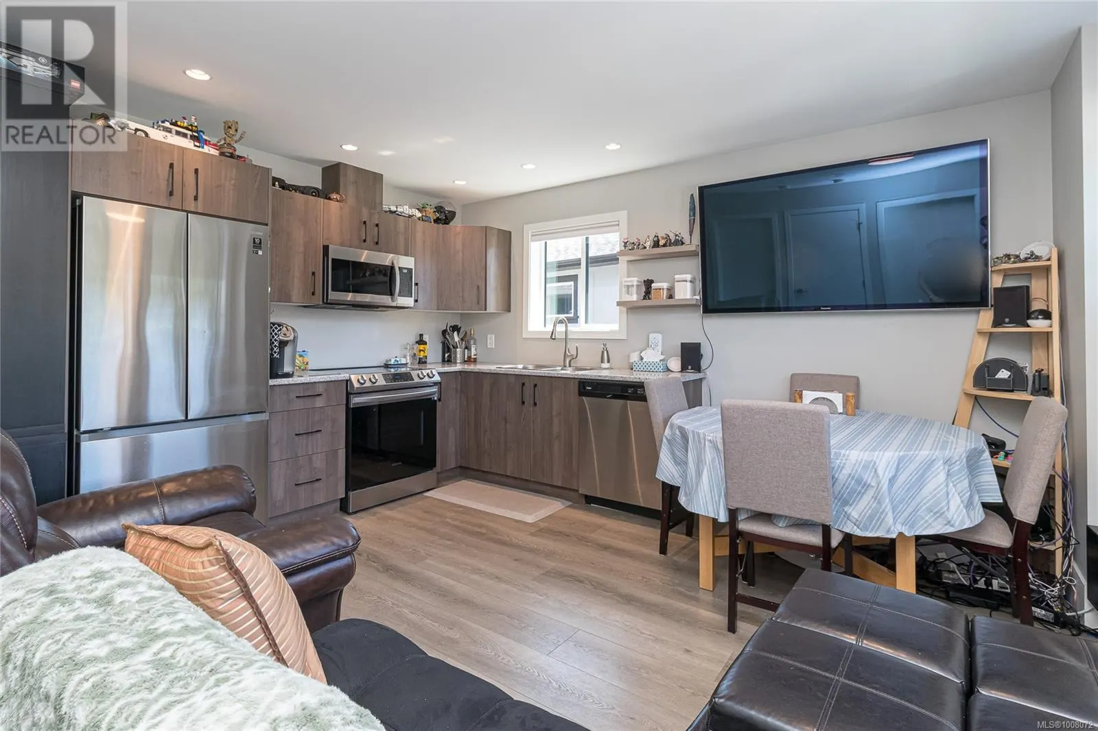 912 Blakeon Pl