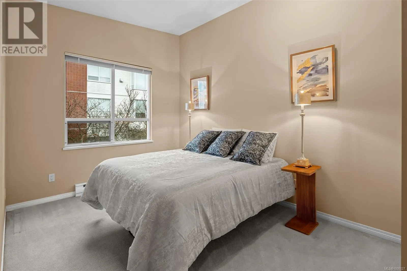 TH5 370 Waterfront Cres
