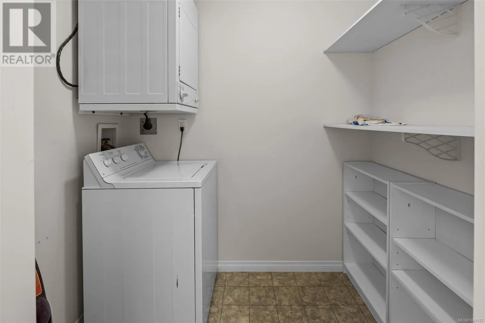 TH5 370 Waterfront Cres