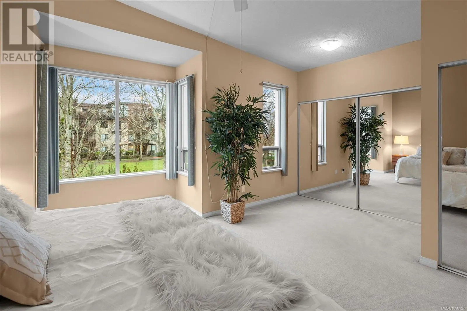 TH5 370 Waterfront Cres