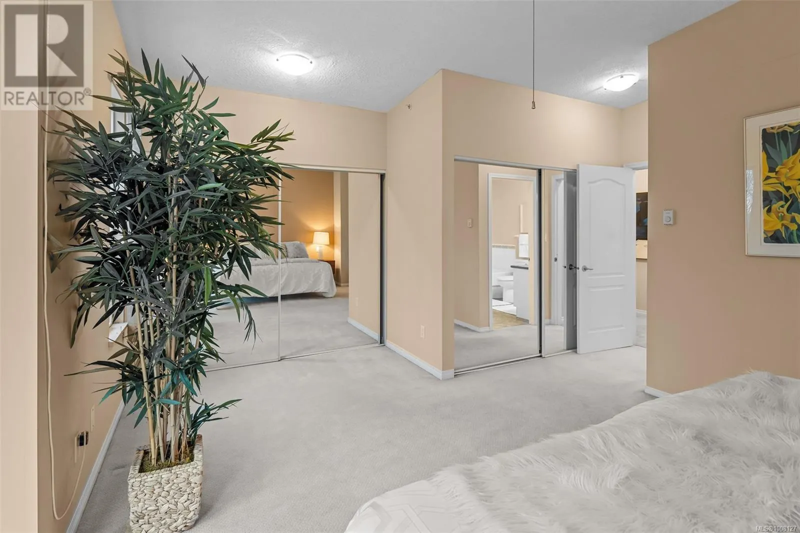 TH5 370 Waterfront Cres