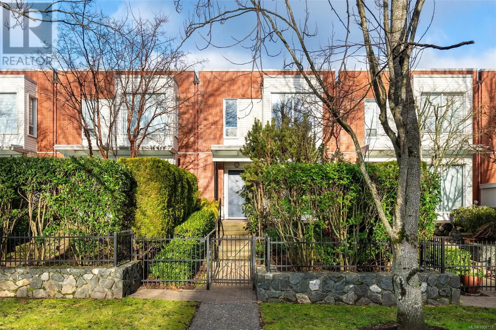 TH5 370 Waterfront Cres