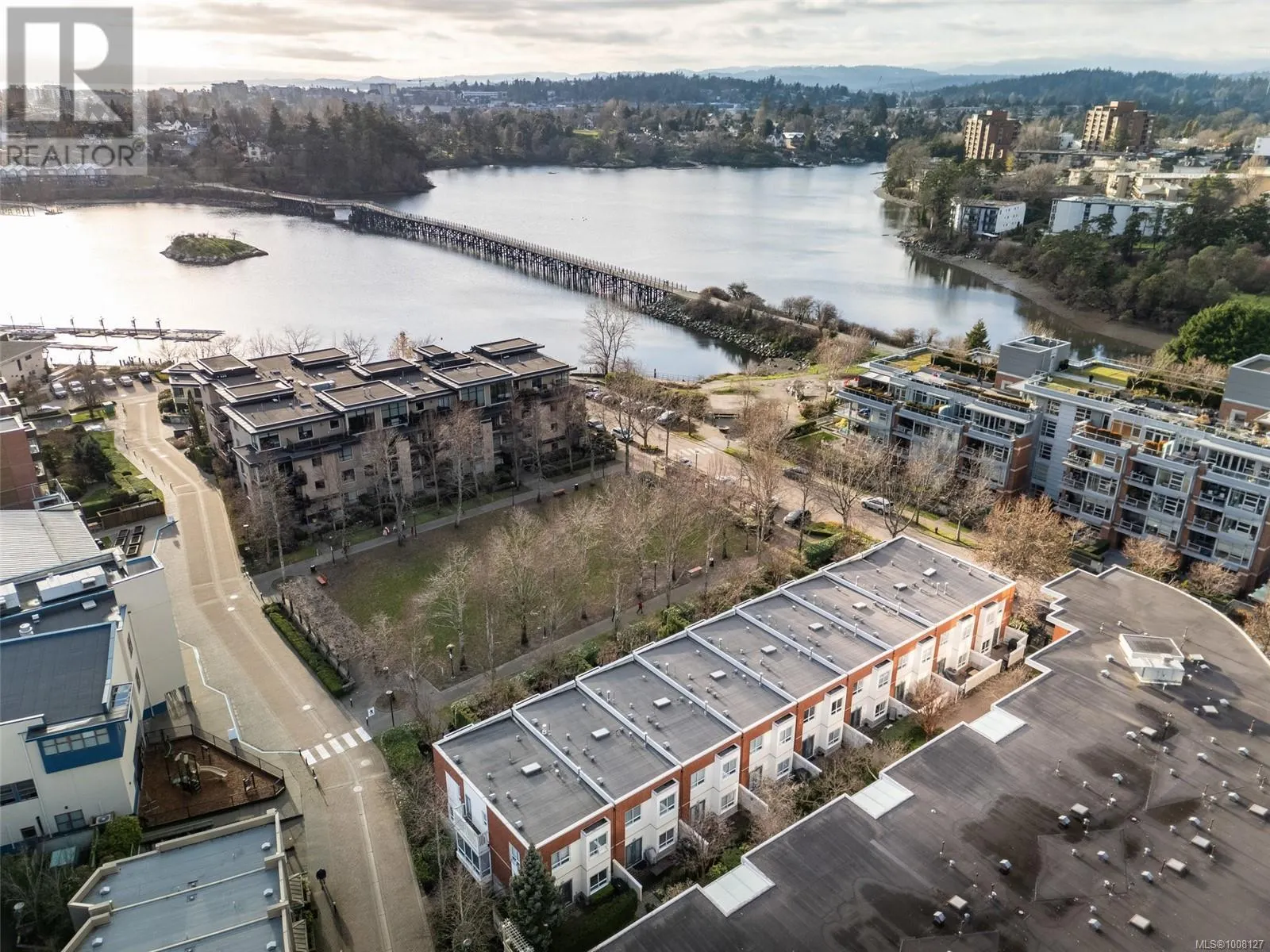 TH5 370 Waterfront Cres