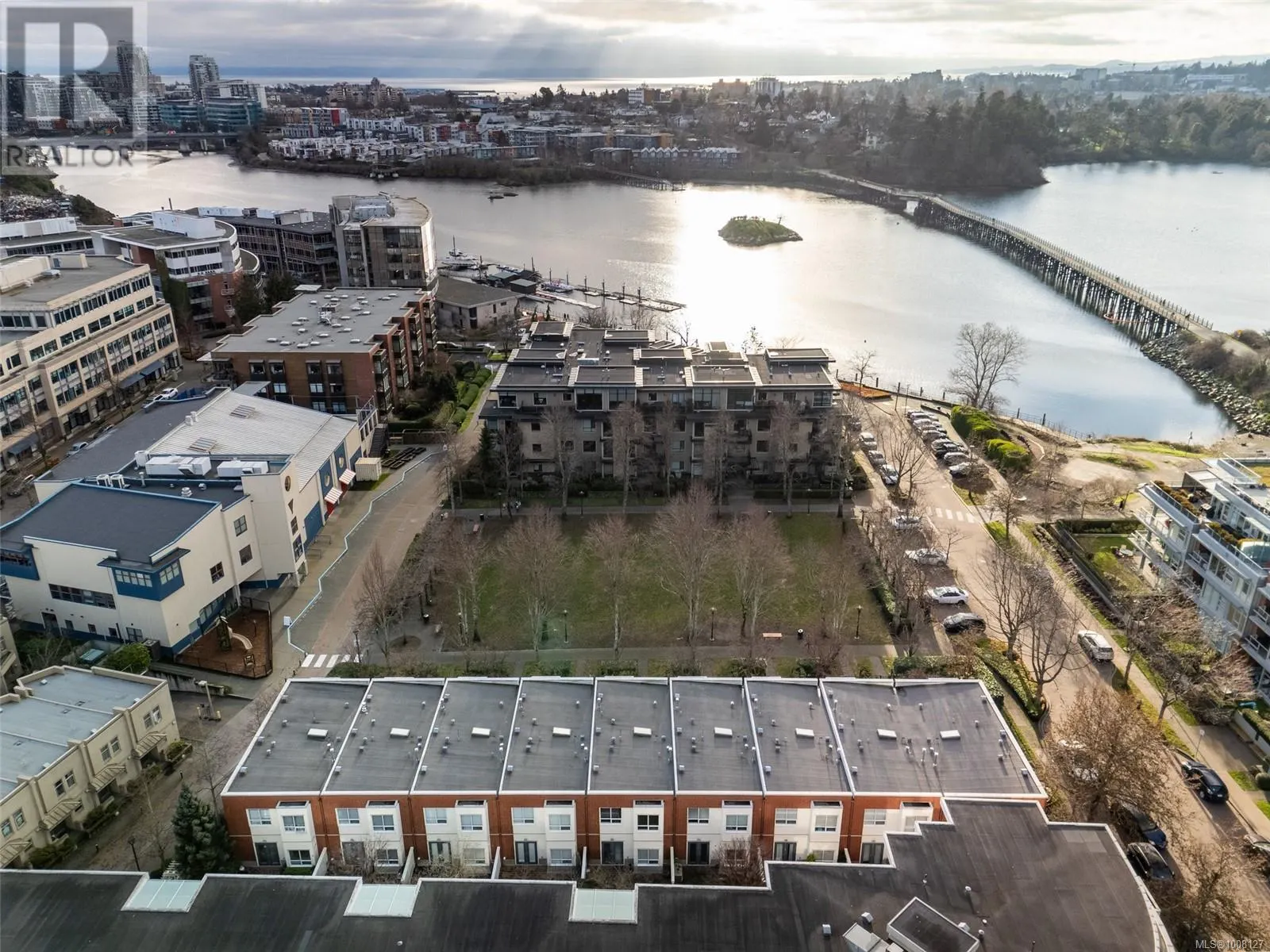 TH5 370 Waterfront Cres