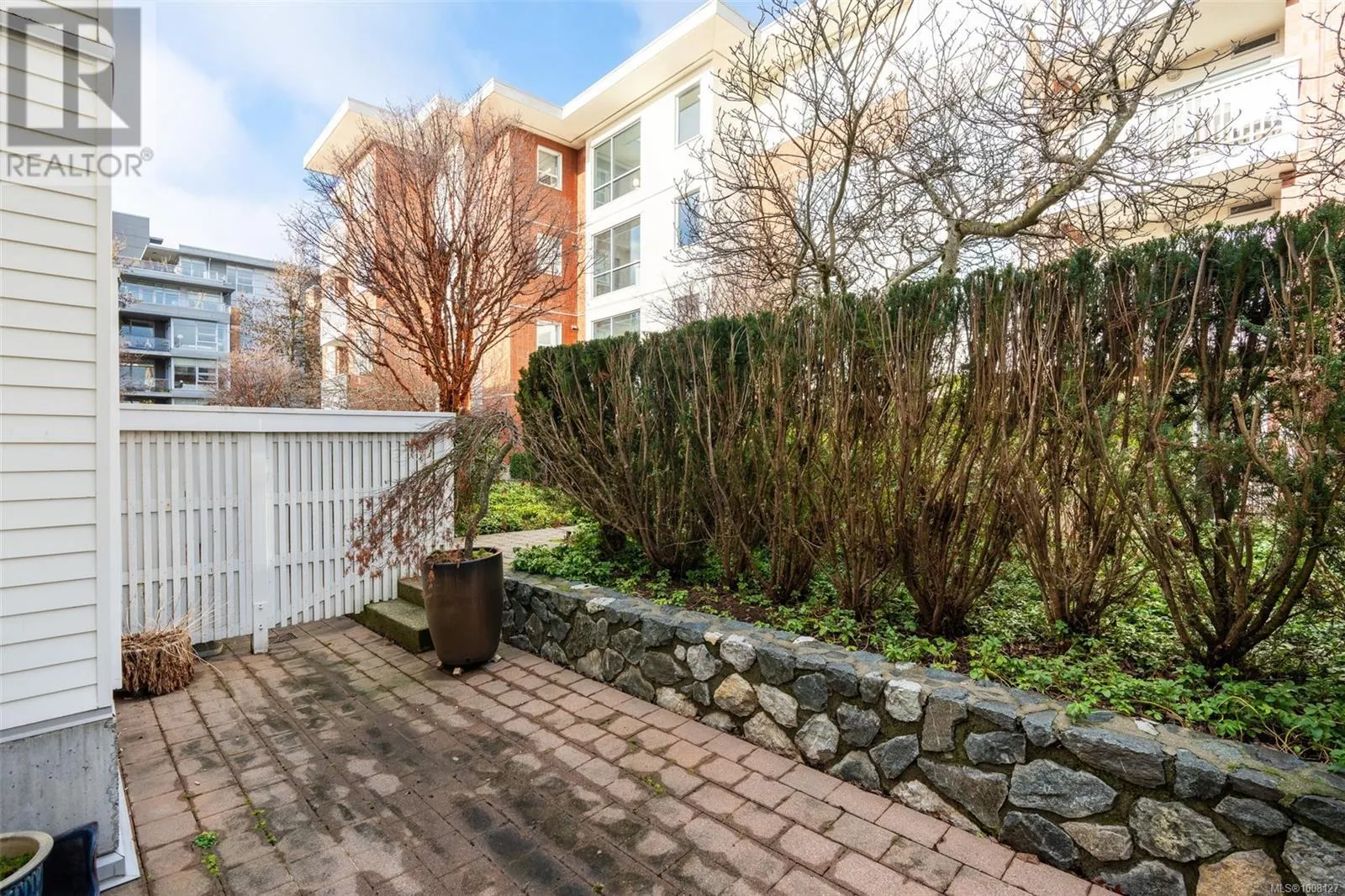 TH5 370 Waterfront Cres