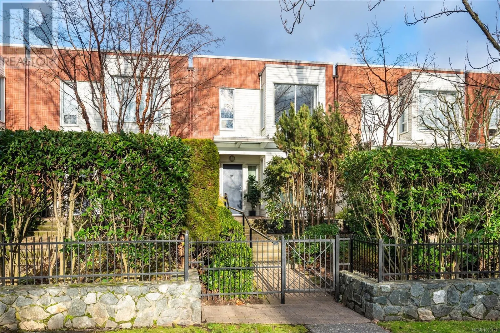 TH5 370 Waterfront Cres
