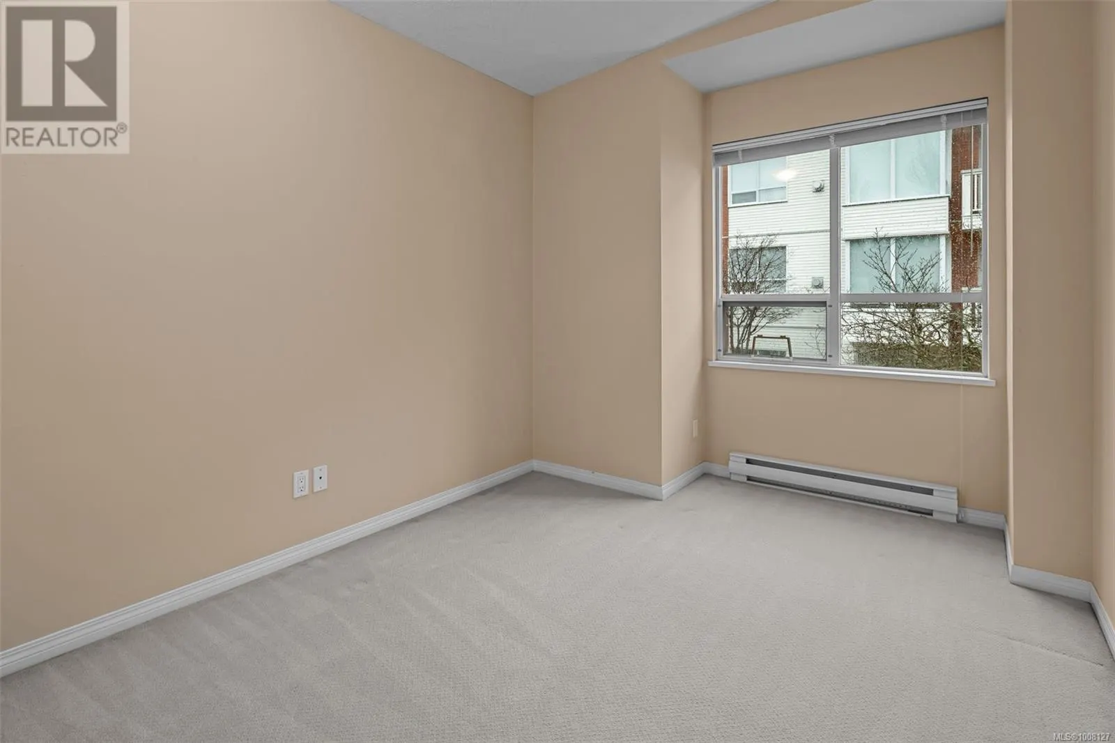 TH5 370 Waterfront Cres