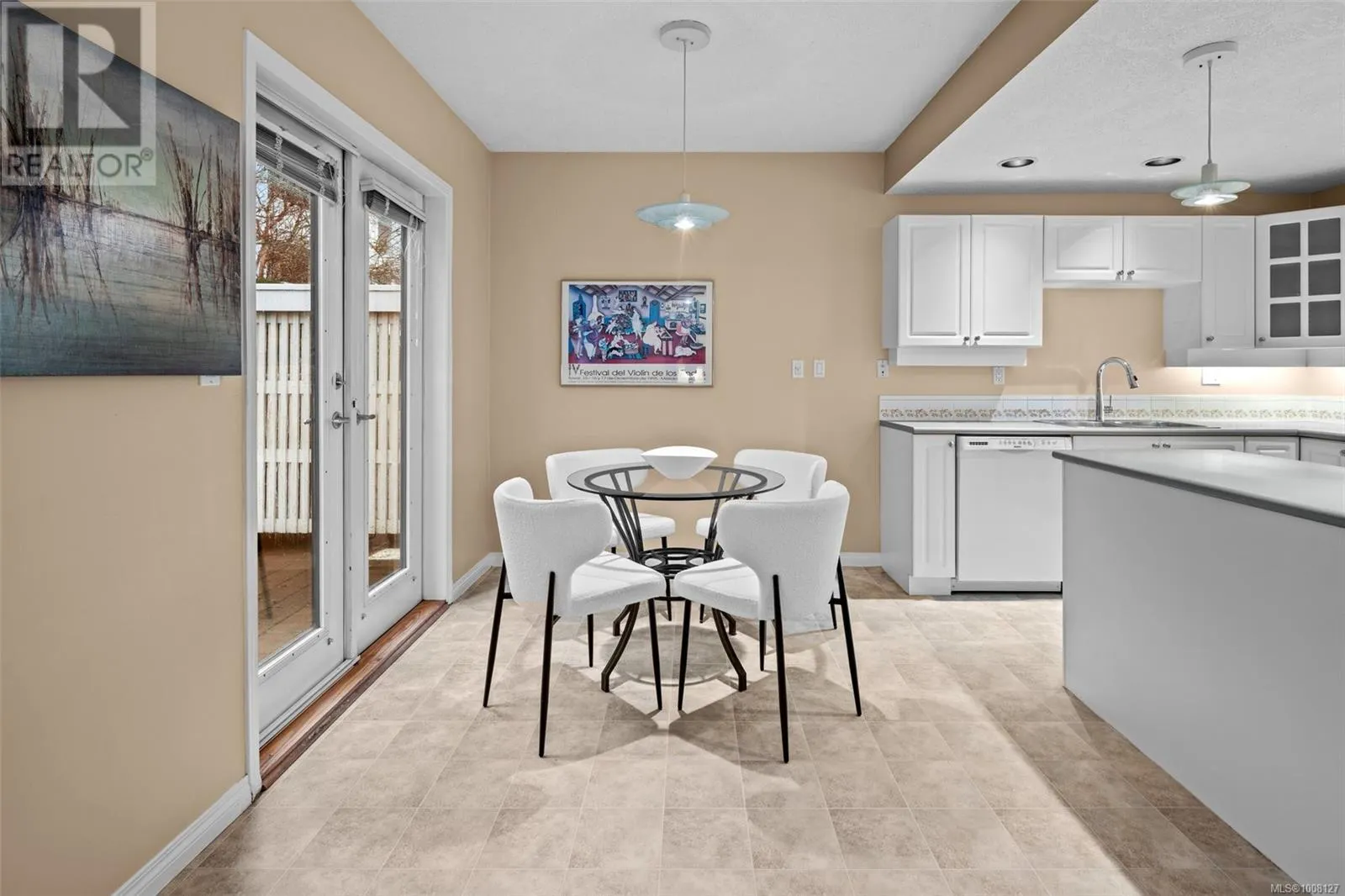 TH5 370 Waterfront Cres