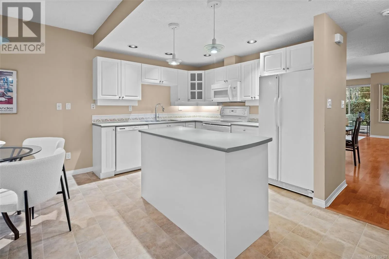 TH5 370 Waterfront Cres