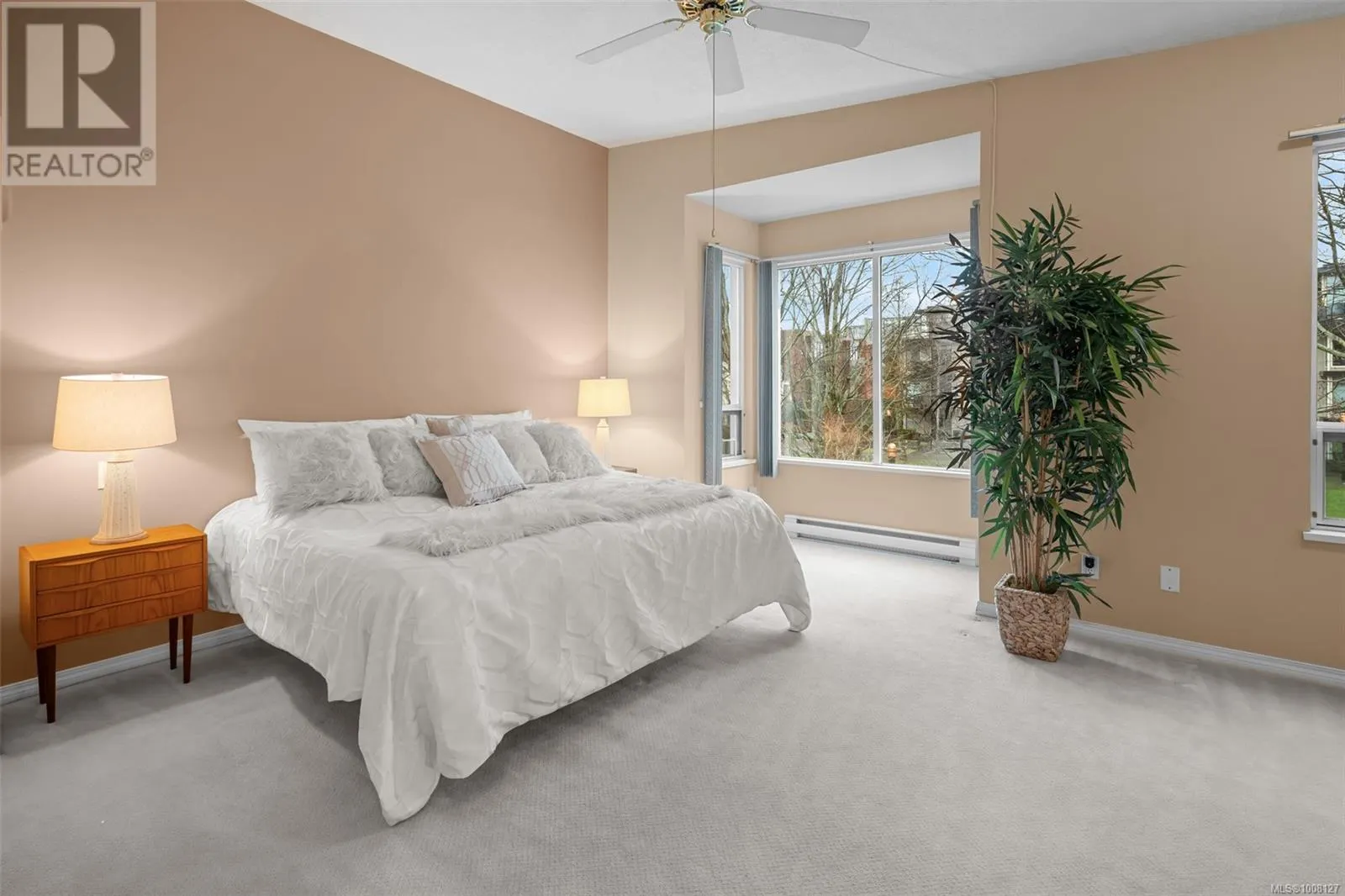 TH5 370 Waterfront Cres