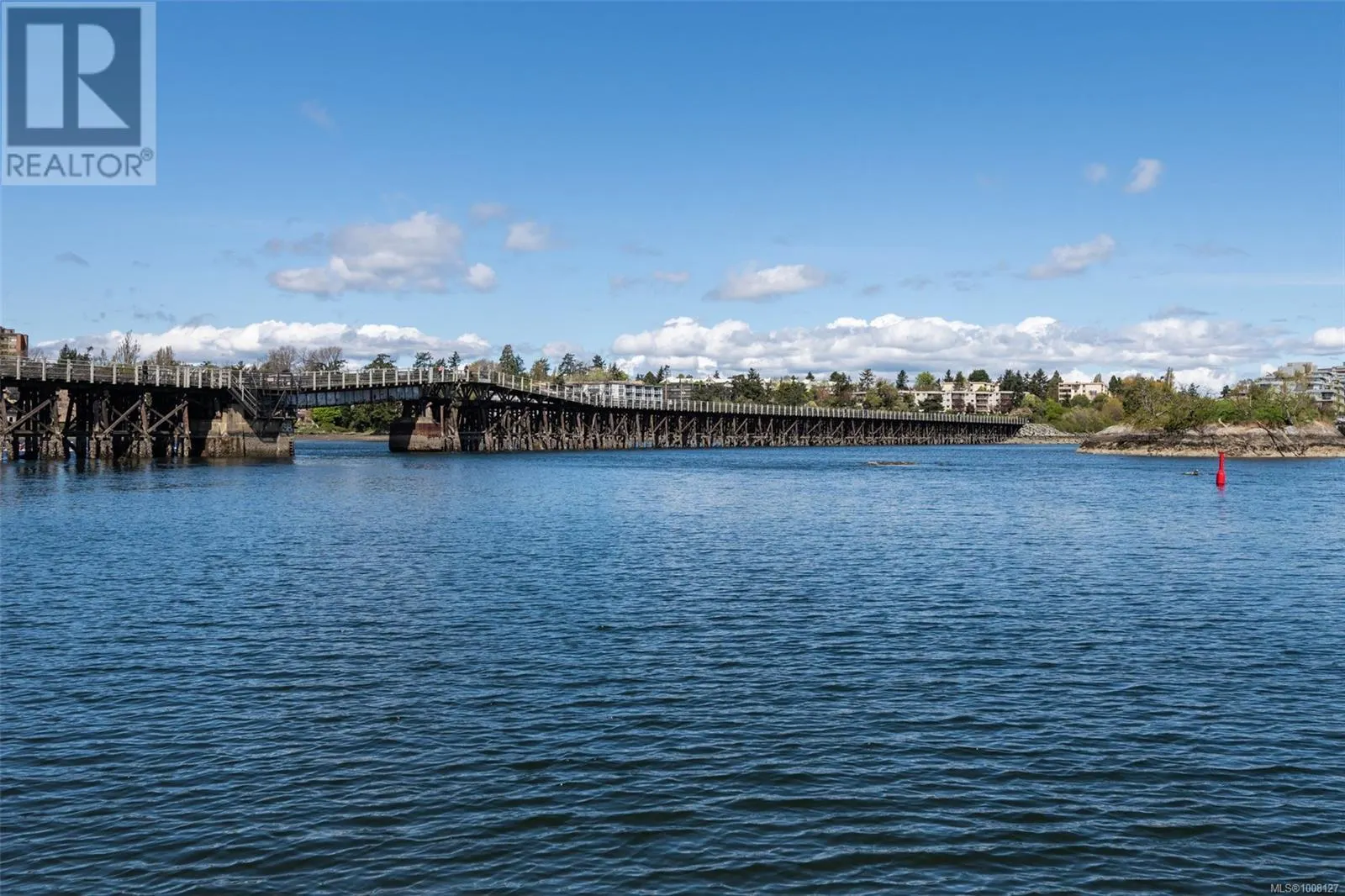 TH5 370 Waterfront Cres