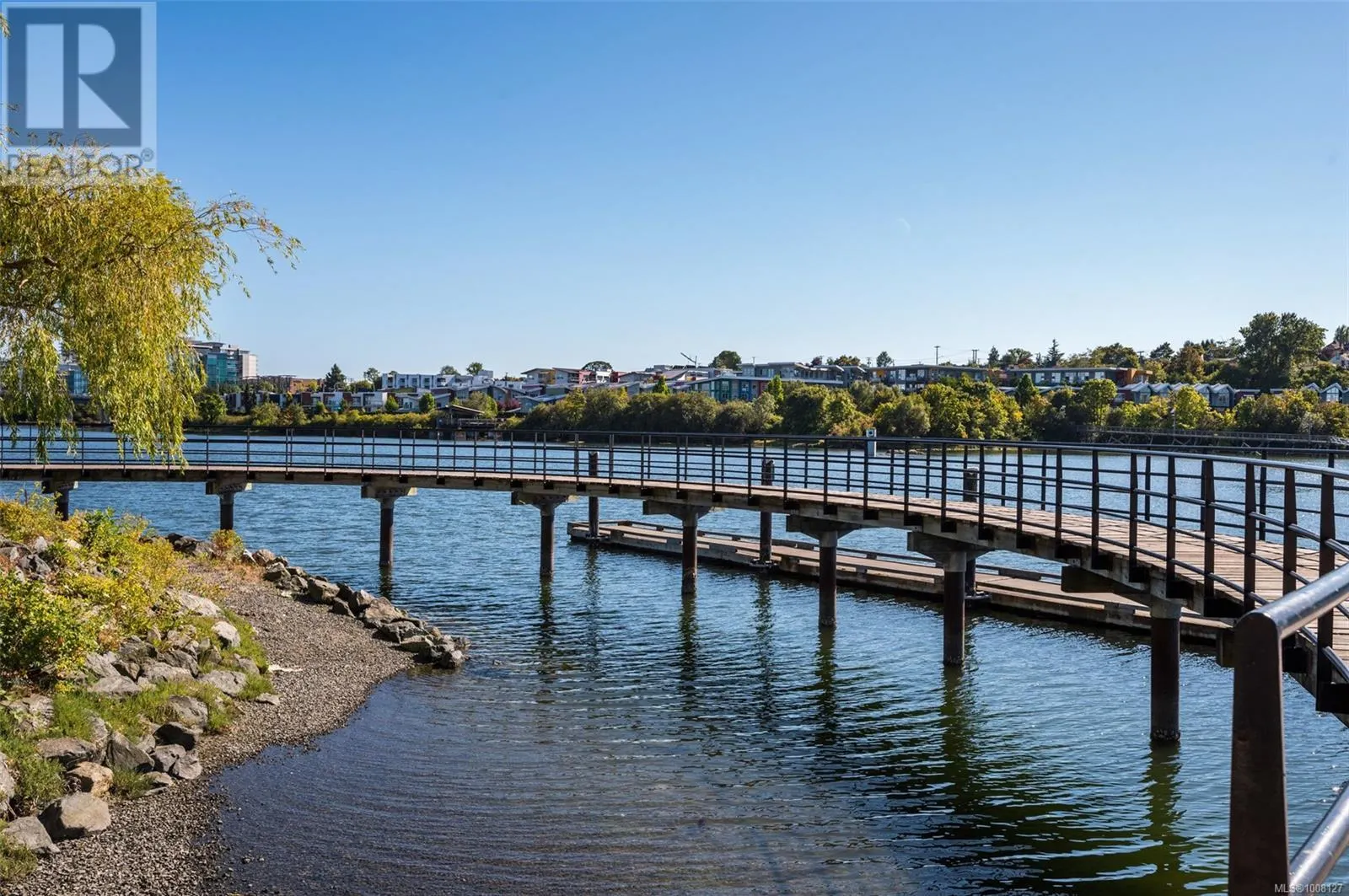 TH5 370 Waterfront Cres