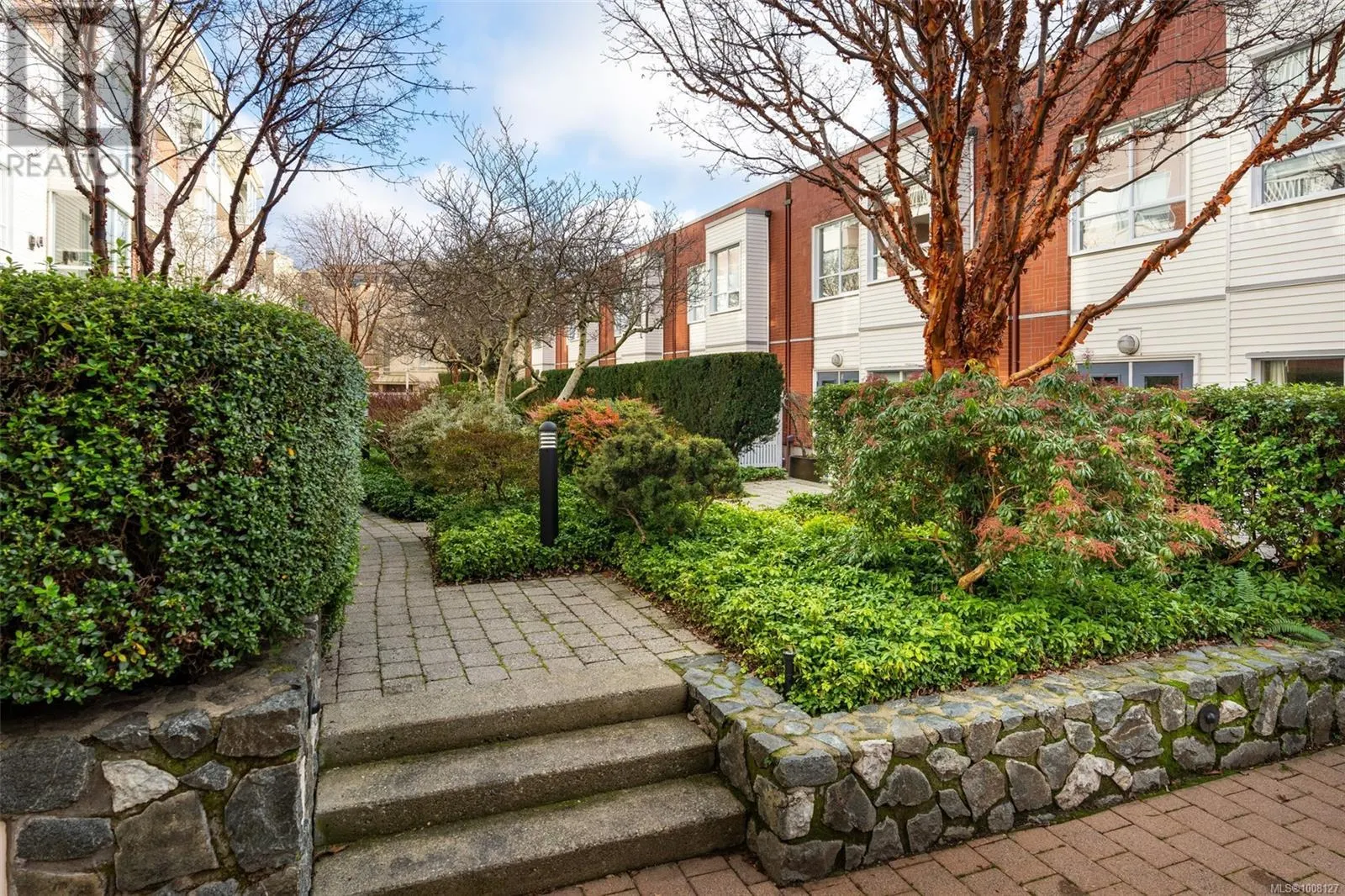 TH5 370 Waterfront Cres
