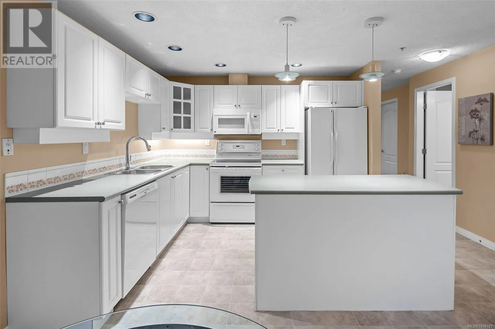 TH5 370 Waterfront Cres