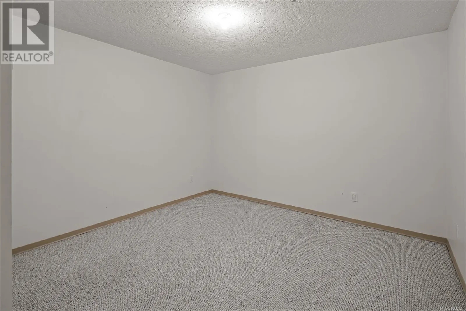 TH5 370 Waterfront Cres