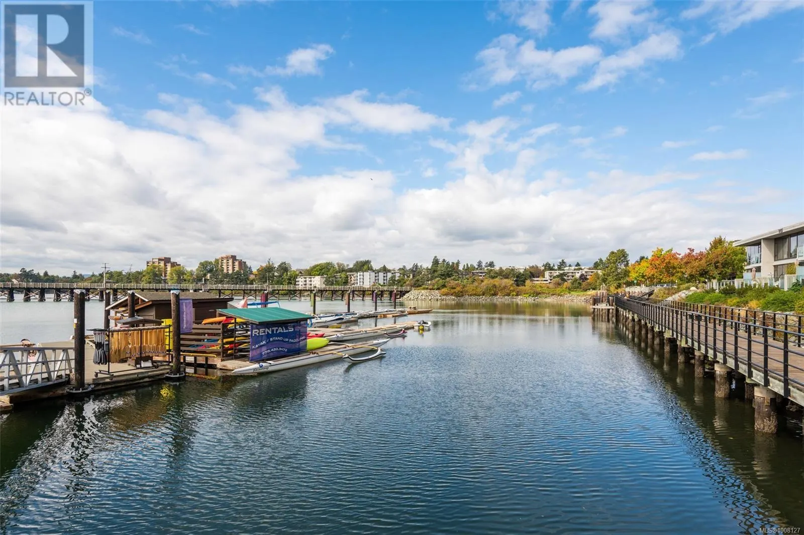TH5 370 Waterfront Cres