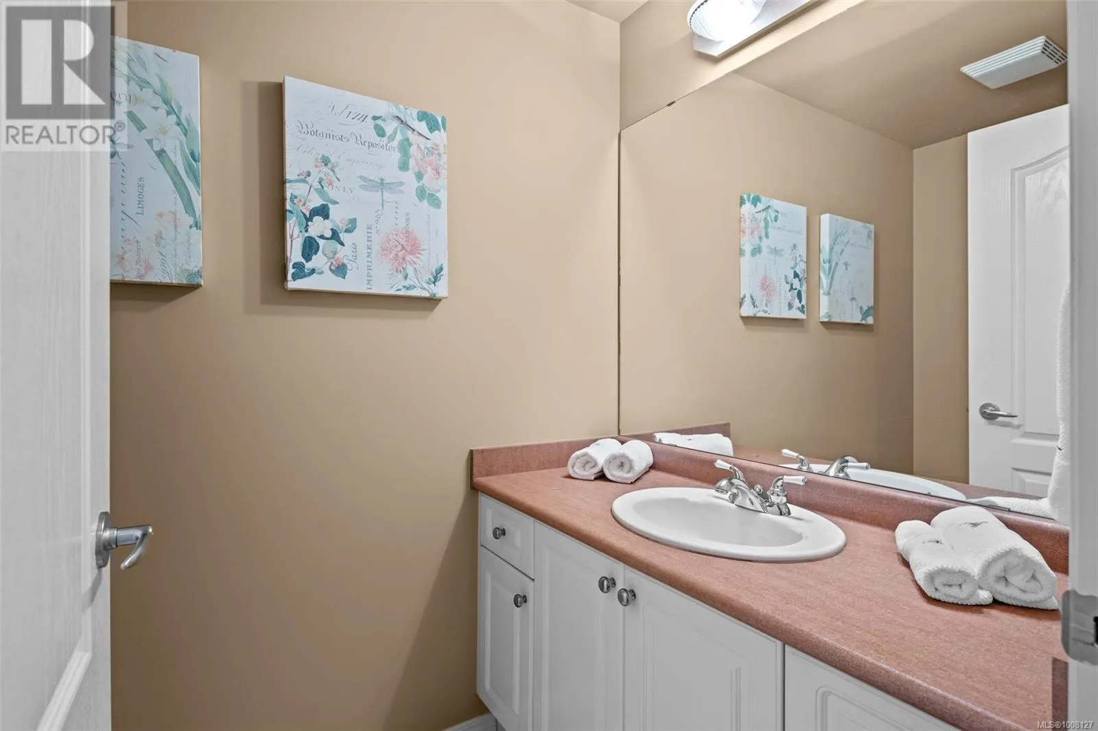 TH5 370 Waterfront Cres