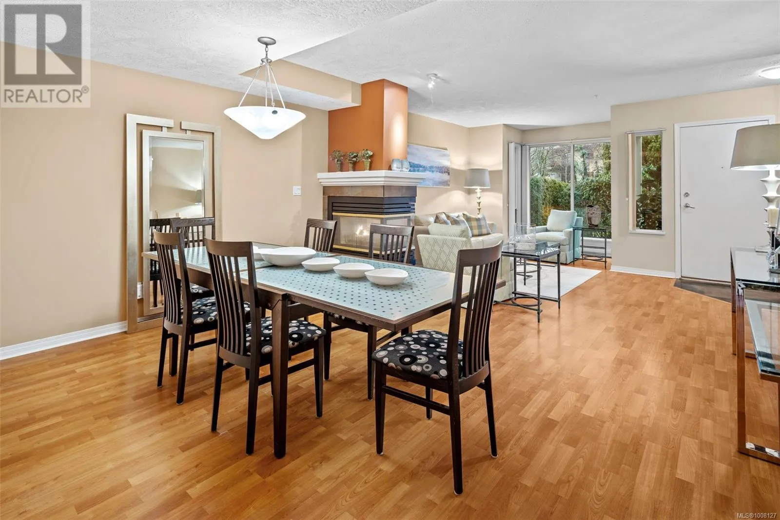 TH5 370 Waterfront Cres