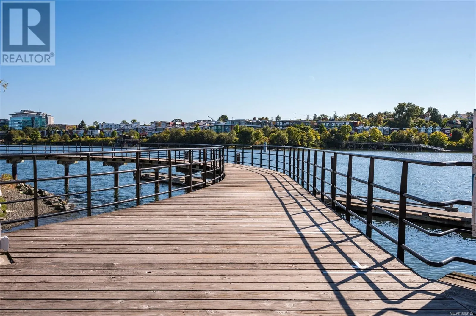 TH5 370 Waterfront Cres