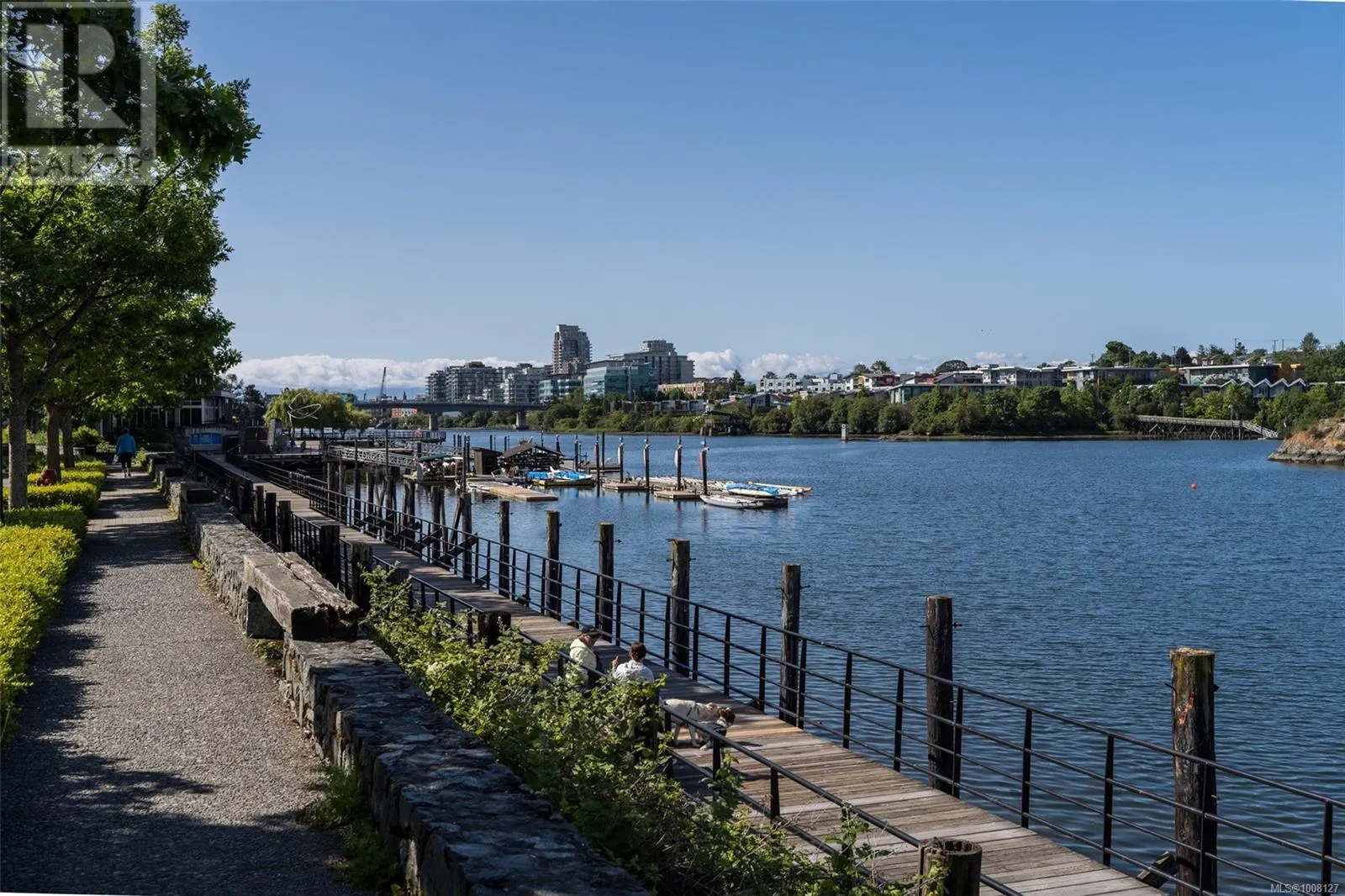 TH5 370 Waterfront Cres