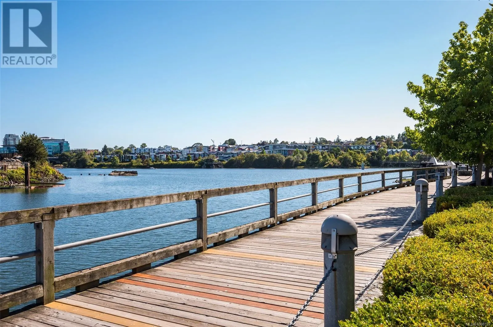 TH5 370 Waterfront Cres