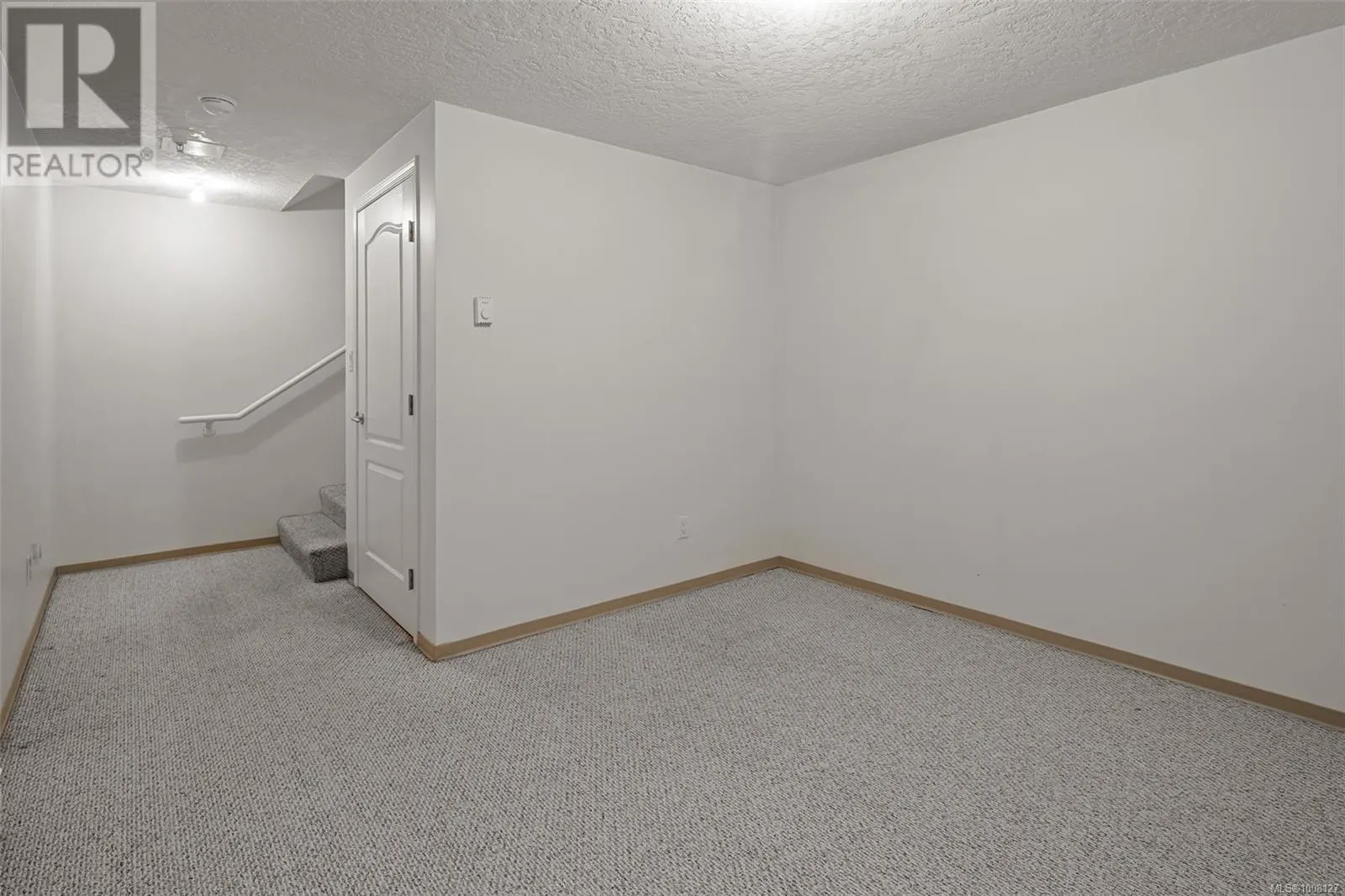 TH5 370 Waterfront Cres