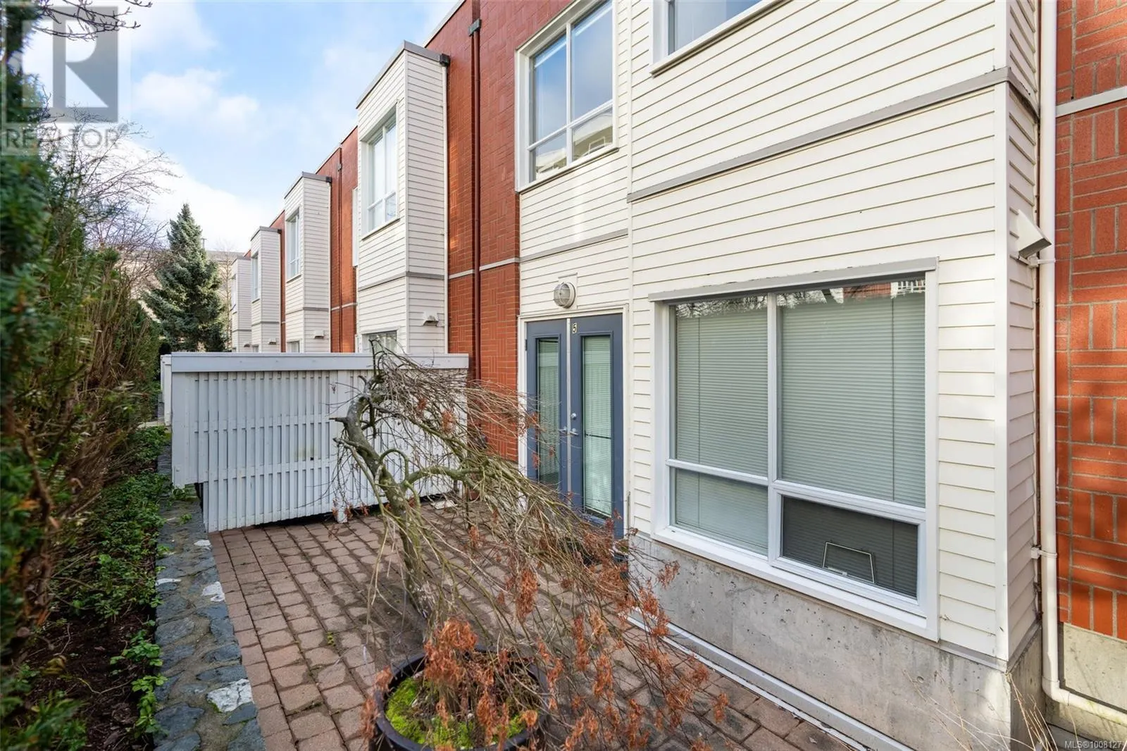 TH5 370 Waterfront Cres