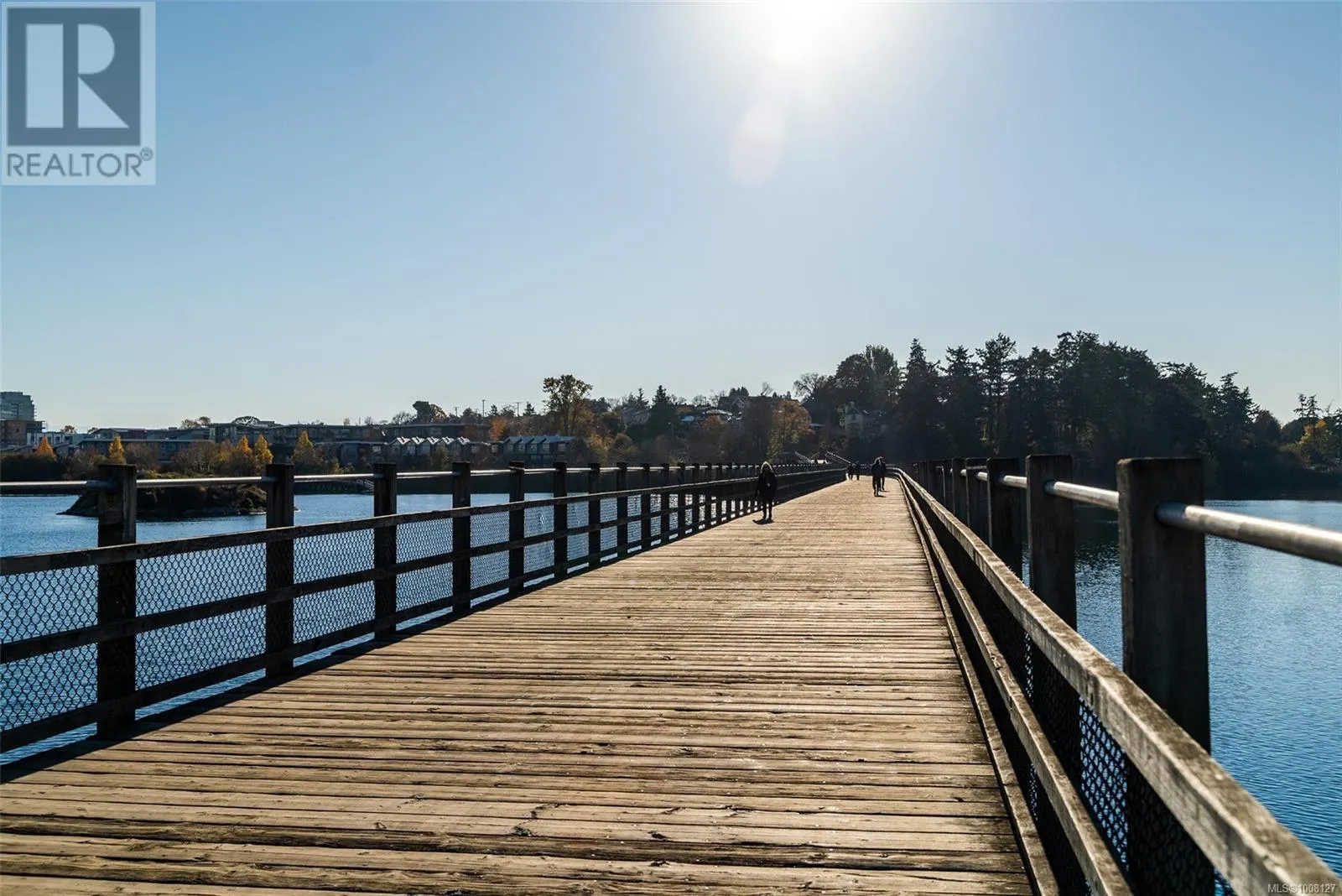 TH5 370 Waterfront Cres