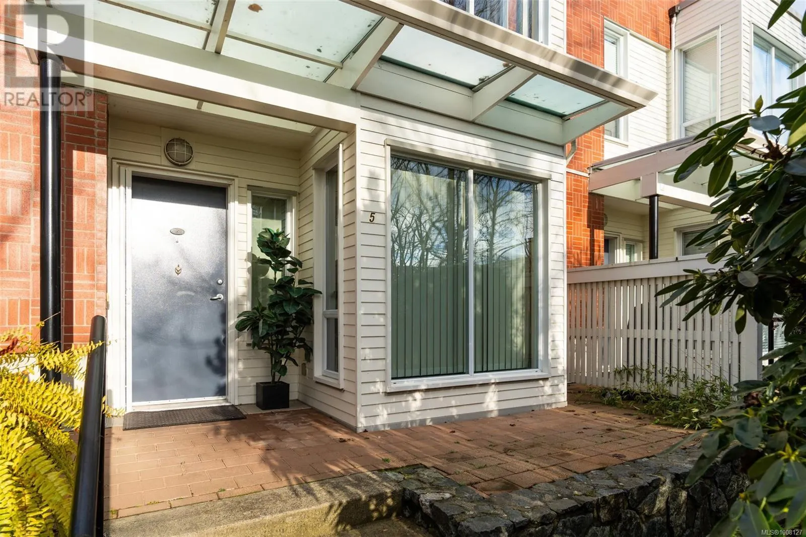 TH5 370 Waterfront Cres