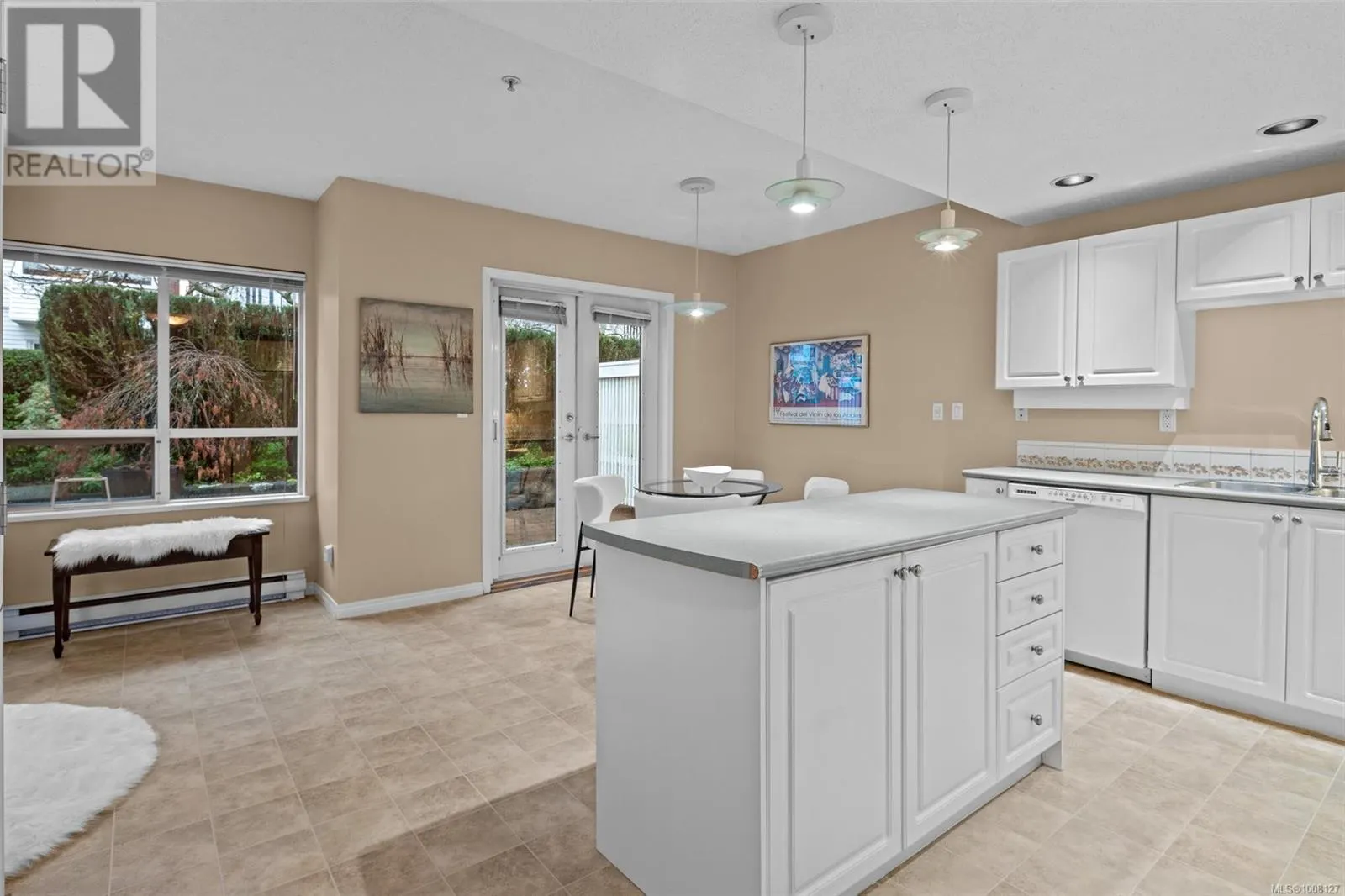 TH5 370 Waterfront Cres