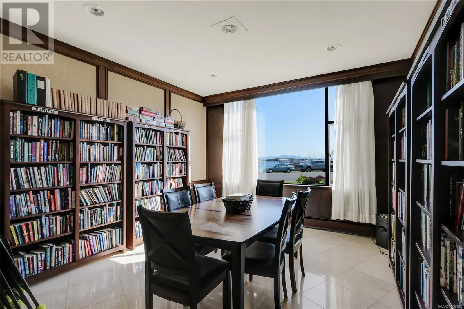 101 1420 Beach Dr